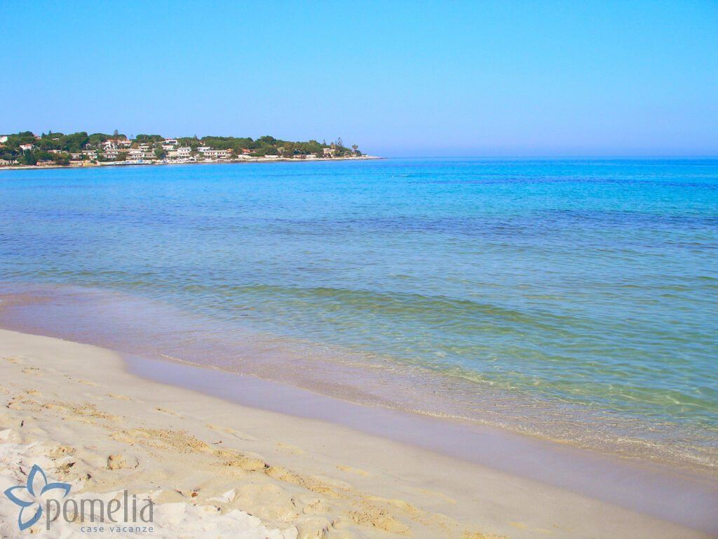 Plaża Fontane Bianche z turkusową wodą Morza Śródziemnego