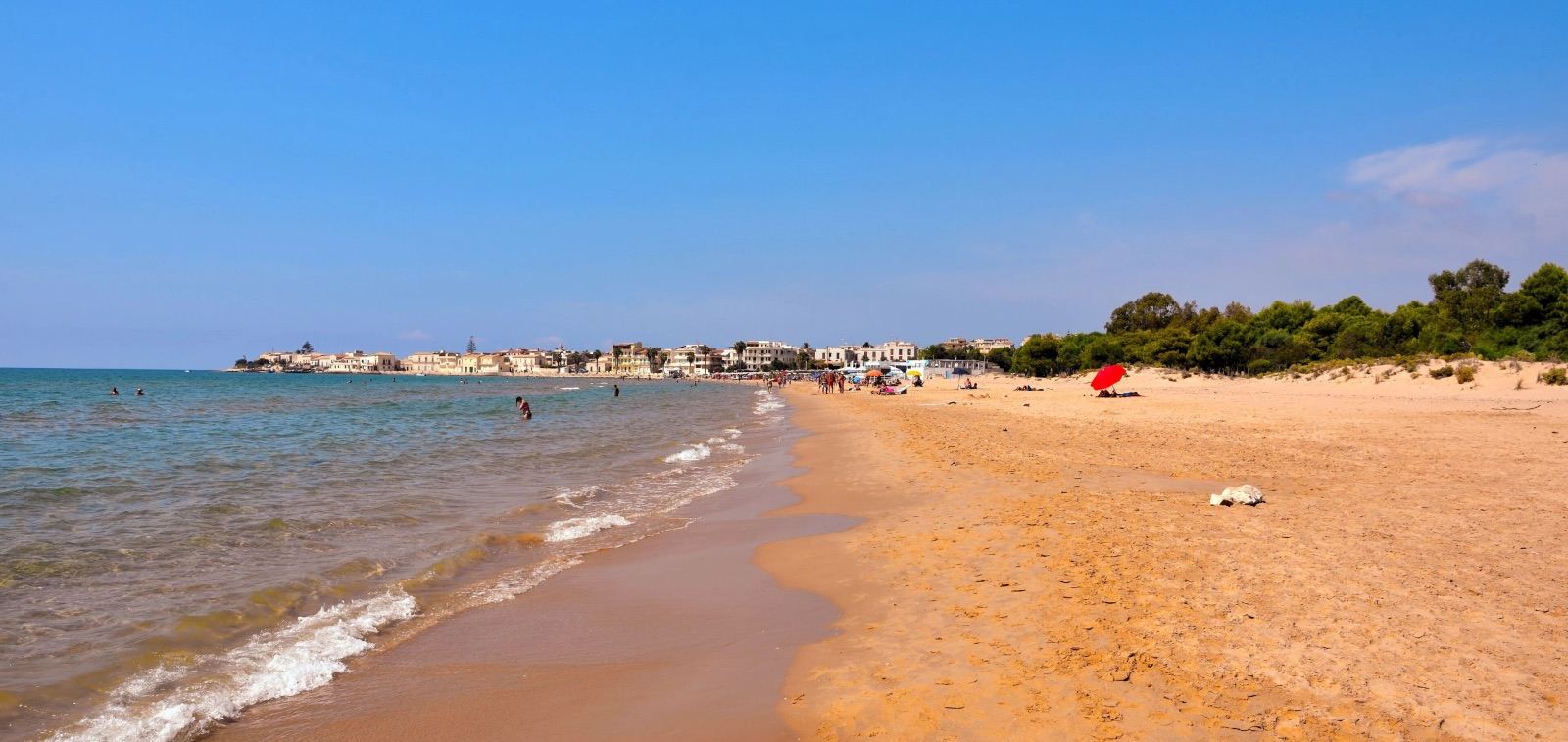 Plaża Sampieri z ruinami dawnej fabryki Fornace Penna