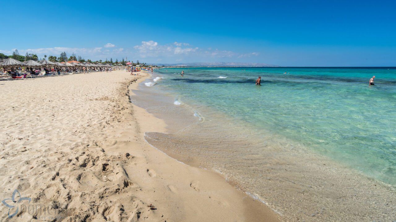 Plaża San Lorenzo z białym piaskiem i płytką, krystaliczną wodą