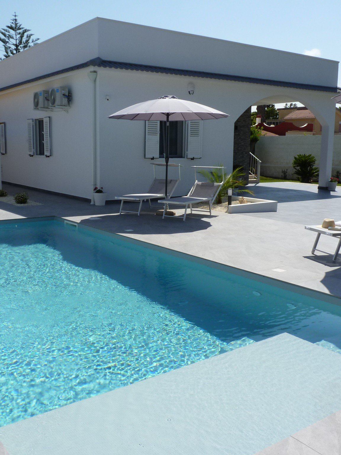 Villa Siciliu — widok z ogrodu