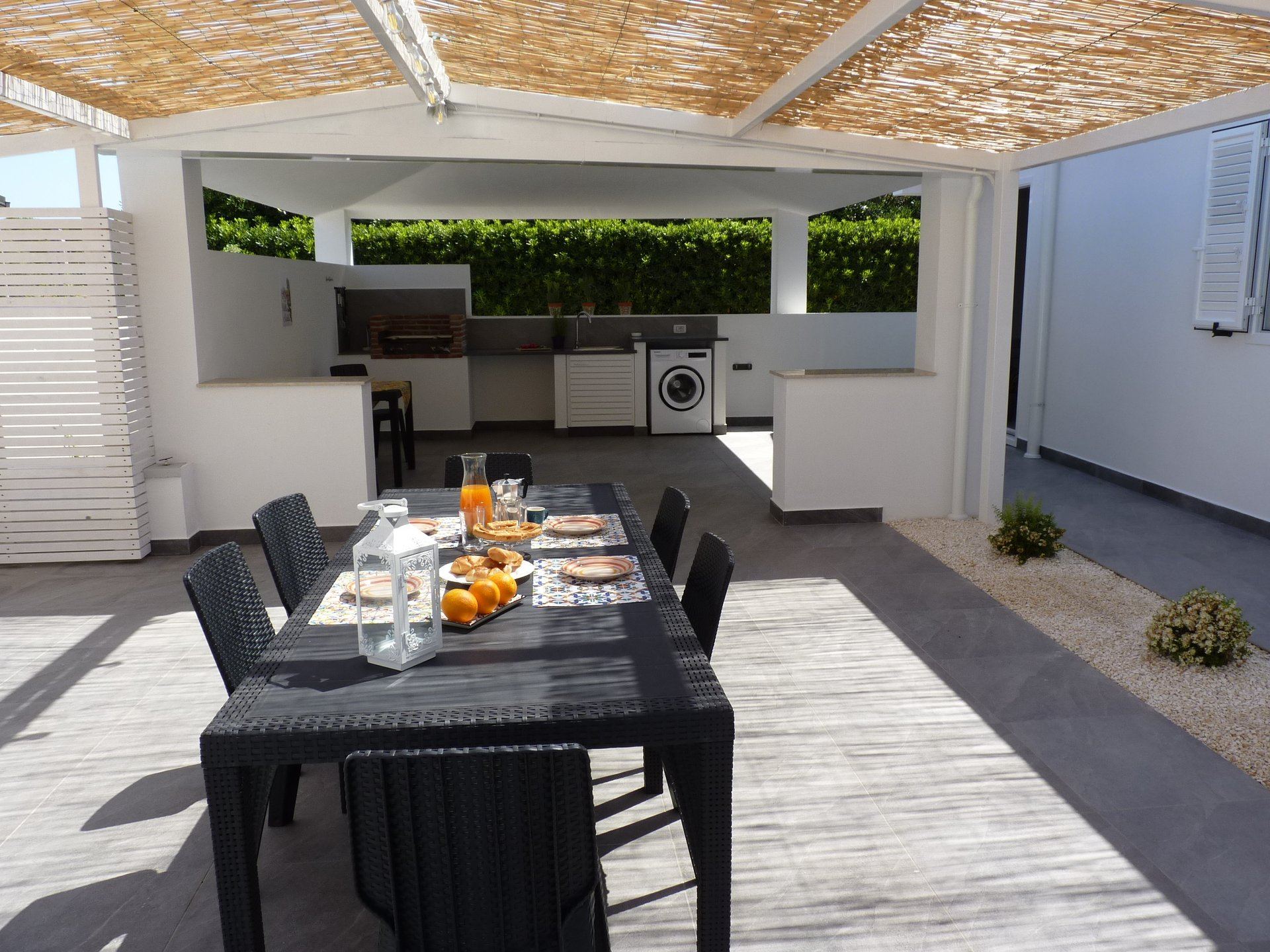 Przestronne patio z jadalnią