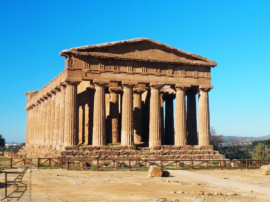 Dolina Świątyń w Agrigento ze starożytną świątynią grecką