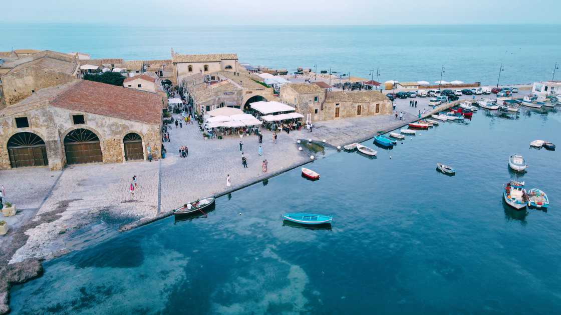 Port wioski rybackiej Marzamemi z kolorowymi łodziami